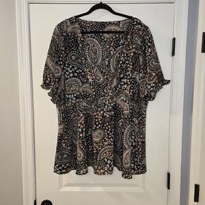Torrid Multicolor Coral Design Shortsleeve V Neck Shirt Size 4